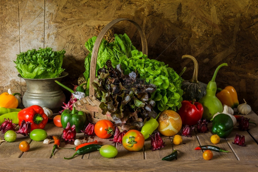 配料蔬菜草和水果作为烹饪的原料绿色篮子图片