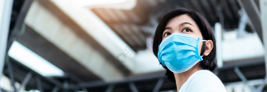 新品上市Banner身戴蓝色保护面罩的亚洲青年妇女在前往城市户外工作时向望去佩戴科面具的女以保护空气污染和流行病共食19Banner感染过敏旅行背景