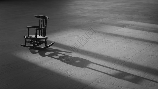 座位房间古老的木头小摇椅表面的阳光和阴影在黑色白的木砖地板上黑白风格的木砖地板上孤独的概念思考远走的人古董背景图片