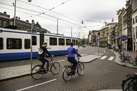 传统的荷兰阿姆斯特丹2016年9月5日位于城市街道夏季欧洲的富集主义交通堵车旅行铁路家高清图片素材