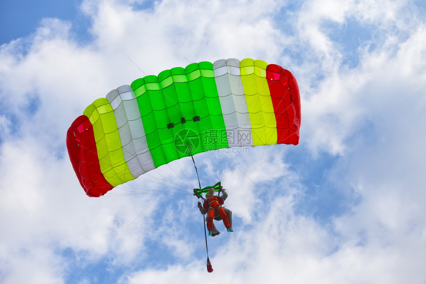 面孔白色的闲暇两个人在空中降落伞上脸面模糊不清无法辨认移动和自由的概念在天空降落伞上二个人在天的降落伞图片