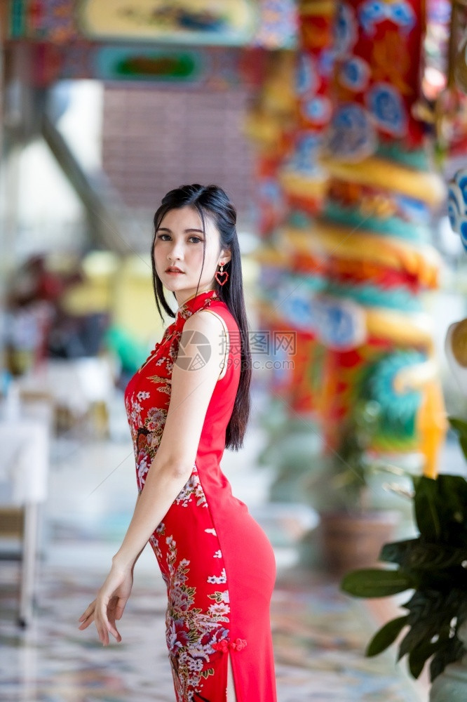 假期身着新年节在泰中神庙举办新年庆典红传统香藏装饰的亚裔年轻女子她的长相笑脸如肖像般美丽戏服快乐的图片