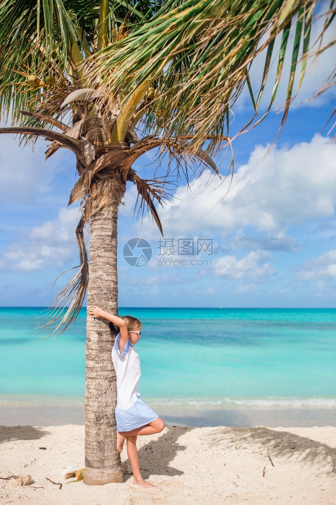 海洋户外岸在滩上棕榈树附近美丽的小女孩可爱享受暑假可爱的小姑娘在海边卡利比恩度假期间图片