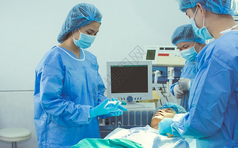 医疗小组给病人做手术操作高清图片素材