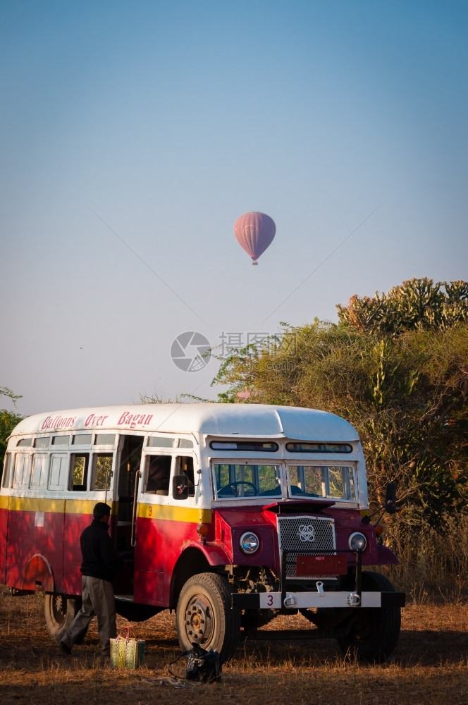 在缅甸BaganBus的公共汽车和热气球以及BaganBus上空的热气球结构体超过考古学图片