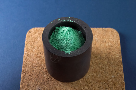 管子分析的铜绿色粉末金属冶炼炉中的氧化铜绿色粉末水晶图片
