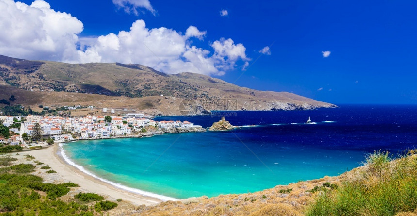 目的地循环游客真正美丽希腊安得罗斯岛乔拉村和大海滩的景色图片