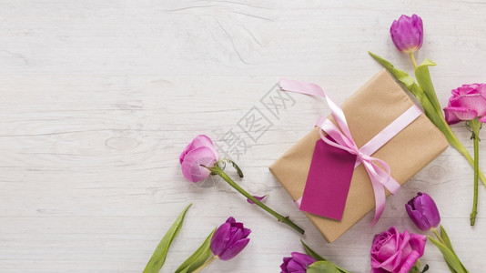 高清晰度光鲜照片花和礼品盒光餐桌彩色照片优质面品天邀请展示图片