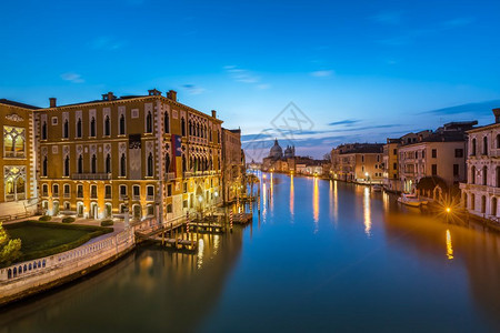 圆顶威尼斯人橙从意大利威尼斯学院桥看大运河和圣玛丽亚德拉礼教堂图片