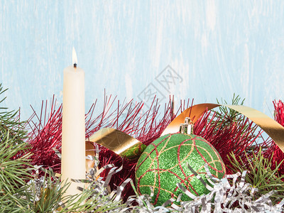 绿色丝带边框之中季节白蜡烛和绿色圣诞舞会在新年树枝中欢庆仪式的雪边框里写着歌词装饰品背景