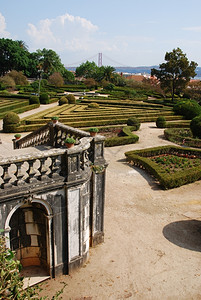 园艺衬套4月25日葡萄牙里斯本背景桥上位于Lisbon花园宁静高清图片素材