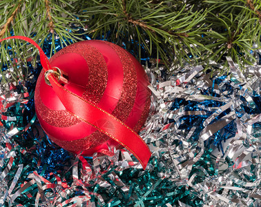 框架派对红圣诞舞会带彩的新年树枝红圣诞晚会配雪框玻璃图片