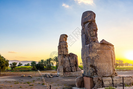 日出时在埃及卢克索Luxor唱梅农的巨歌底比斯谷纪念碑图片