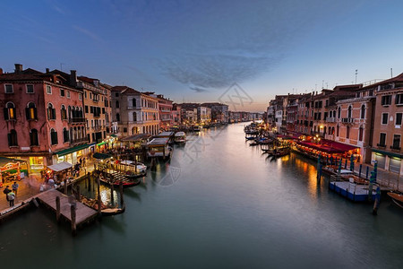 从意大利威尼斯Rialto桥对大运河的视图里亚托盛大场景图片