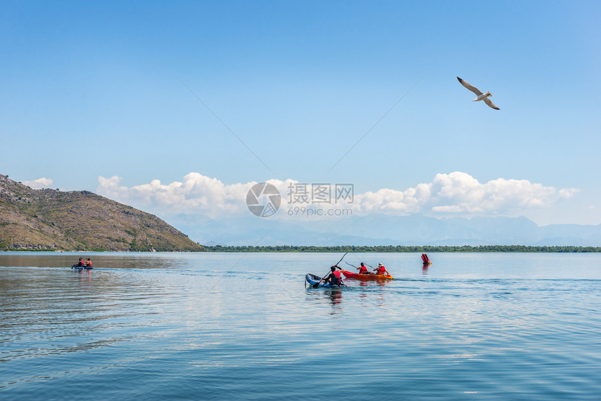 爬坡道皮划艇黑山夏日在Scadar湖的Scadar湖上进行战斗景观图片