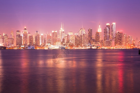 城市天际线对美国纽约州市曼哈顿中城德逊河和天空线的反射复制户外高清图片素材