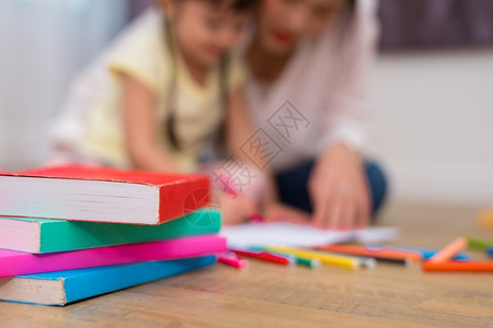 画家女与妈和孩子背景的地板上书籍和蜡笔颜色特写回到学校和艺术教育习概念儿童和老师主题与妈和孩子背景的地板上书籍特写回到学校和教育童年高清图片素材