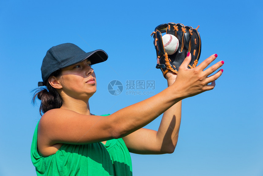 戴手套和帽子的哥伦比亚女人在蓝天的户外打棒球女孩空气天图片