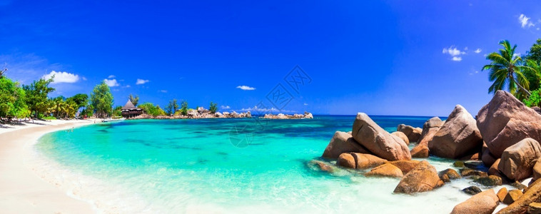 海岸线如画放松塞舌尔美丽的热带海滩普拉兰岛Lemuria海滩全景图片