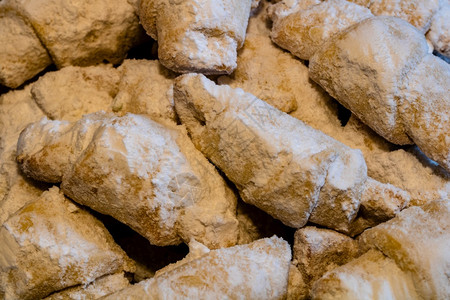 蛋糕传统的吃羊角面包罗马玉米条和粉末糖合在一起的密闭点隔离区图片