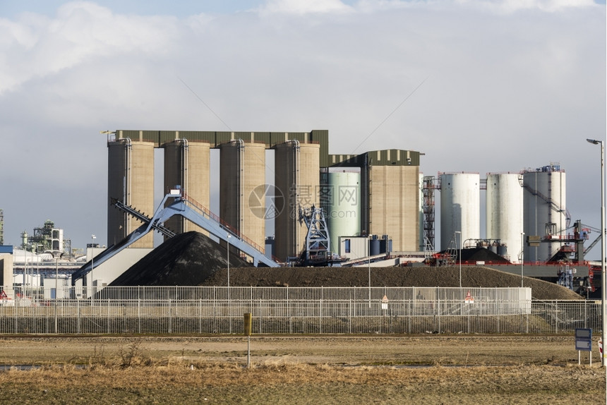 在荷兰工业区第二个maasvlakte的Eurowort上塔筒仓天空图片