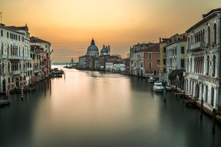 大运河和意利威尼斯Accadamiemia大桥圣玛丽亚教堂诞老人天空日出图片