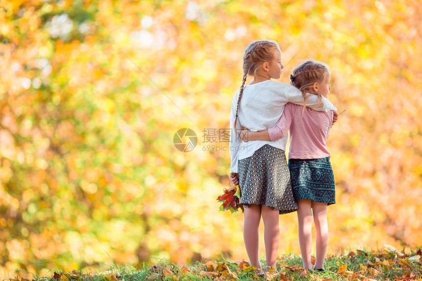 美丽的秋天小女孩可爱的在温暖阳光明媚秋天户外肖像拥抱九月图片