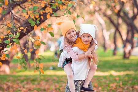 树女孩们温暖秋天的小女孩可爱在温暖阳光明媚的秋天户外小可爱女孩肖像图片