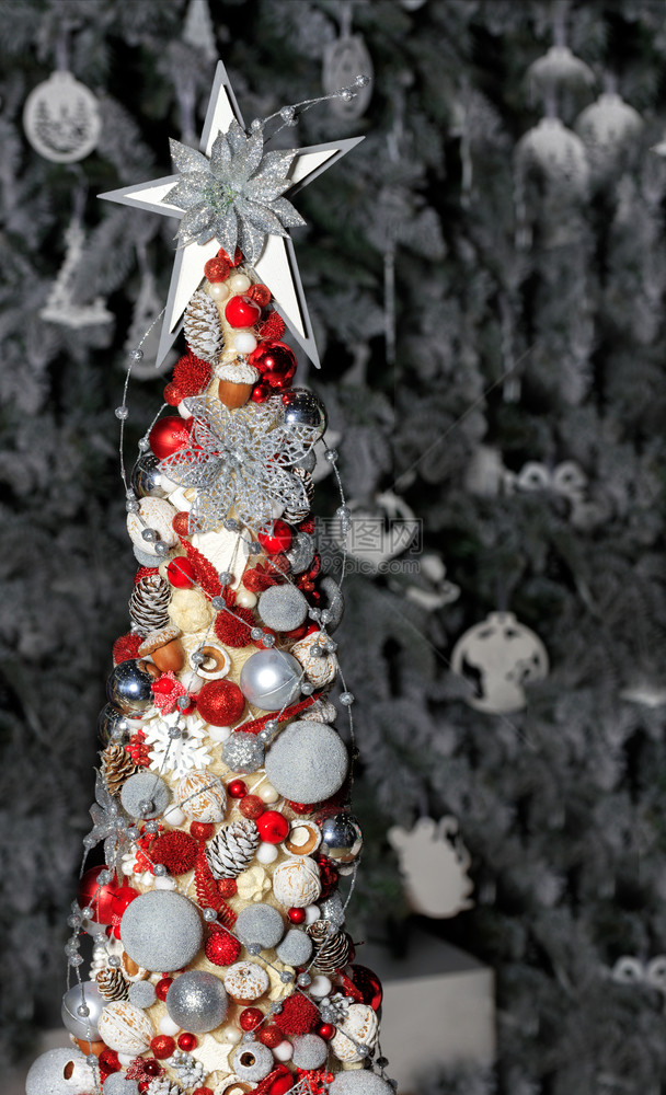 顶部的大灰星红色和圣诞球锥壳坚果和橡树的集合圣诞芭蕾挂在大鼠新年前夕圣诞树的假枝子上灰红色调挂在新年之夜大明星挂在顶部圣诞玩具花图片