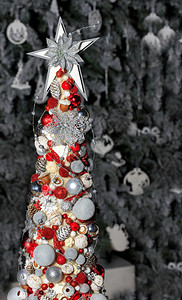顶部的大灰星红色和圣诞球锥壳坚果和橡树的集合圣诞芭蕾挂在大鼠新年前夕圣诞树的假枝子上灰红色调挂在新年之夜大明星挂在顶部圣诞玩具花背景图片