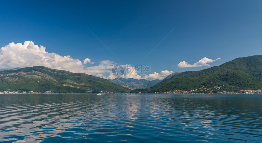 亚得里海帆船黑山科托尔湾海边蒂瓦特城市村庄的游轮开始时间黑山科托尔湾海岸的蒂瓦特城市村庄黑山科托尔湾进步图片