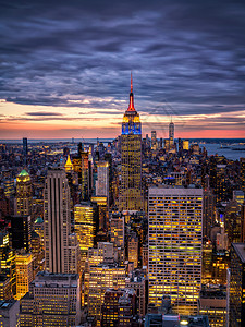区美国洛克菲勒中心顶楼日落蓝时的纽约天际暂停小时图片