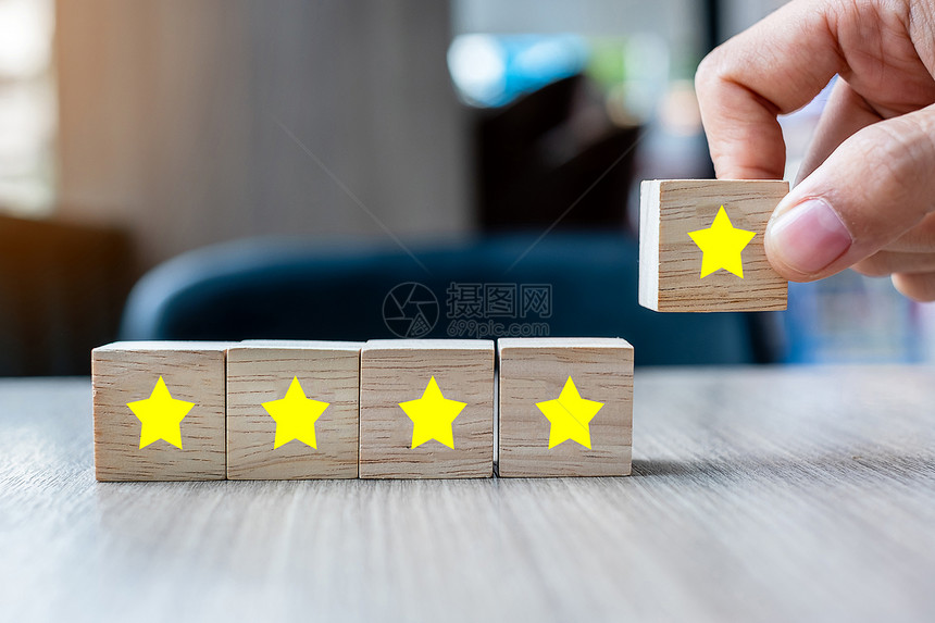 估值客户拿着带有五星符号的木块客户评论反馈级排名和服务理念营销投票