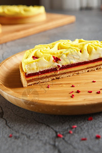 糖果美味的黄色甜点和多彩的柠檬卷饼由糕厨师切菜蛋制成脆皮奶油图片