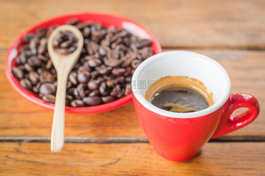酿造浓咖啡木制的新酿热咖啡烤豆股票照片图片
