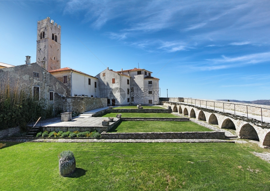 克罗地亚伊斯特里一个中世纪小镇Motovun的墙壁和塔楼巴尔干屋哥特图片