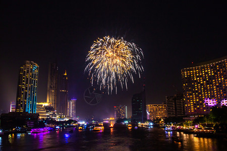 爆裂夜间城市观景背的烟花色彩多夜市风景背以庆祝节乐趣明亮的背景图片