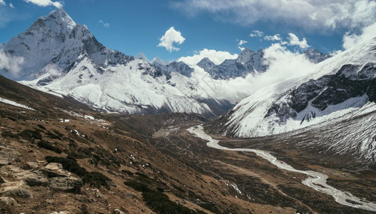 高度天空喜马拉雅山上的阿达布拉姆峰顶或和菲里切河谷明信片图片