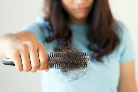 刷牙灰色的妇女对洗发水过敏导致的毛发损失人类图片