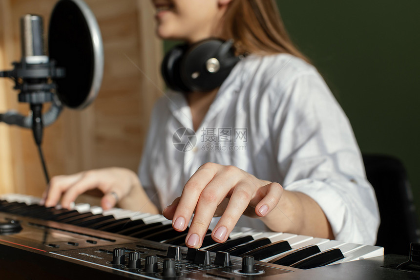 女士室内的音乐家在室内演奏钢琴键盘录音歌声公寓图片