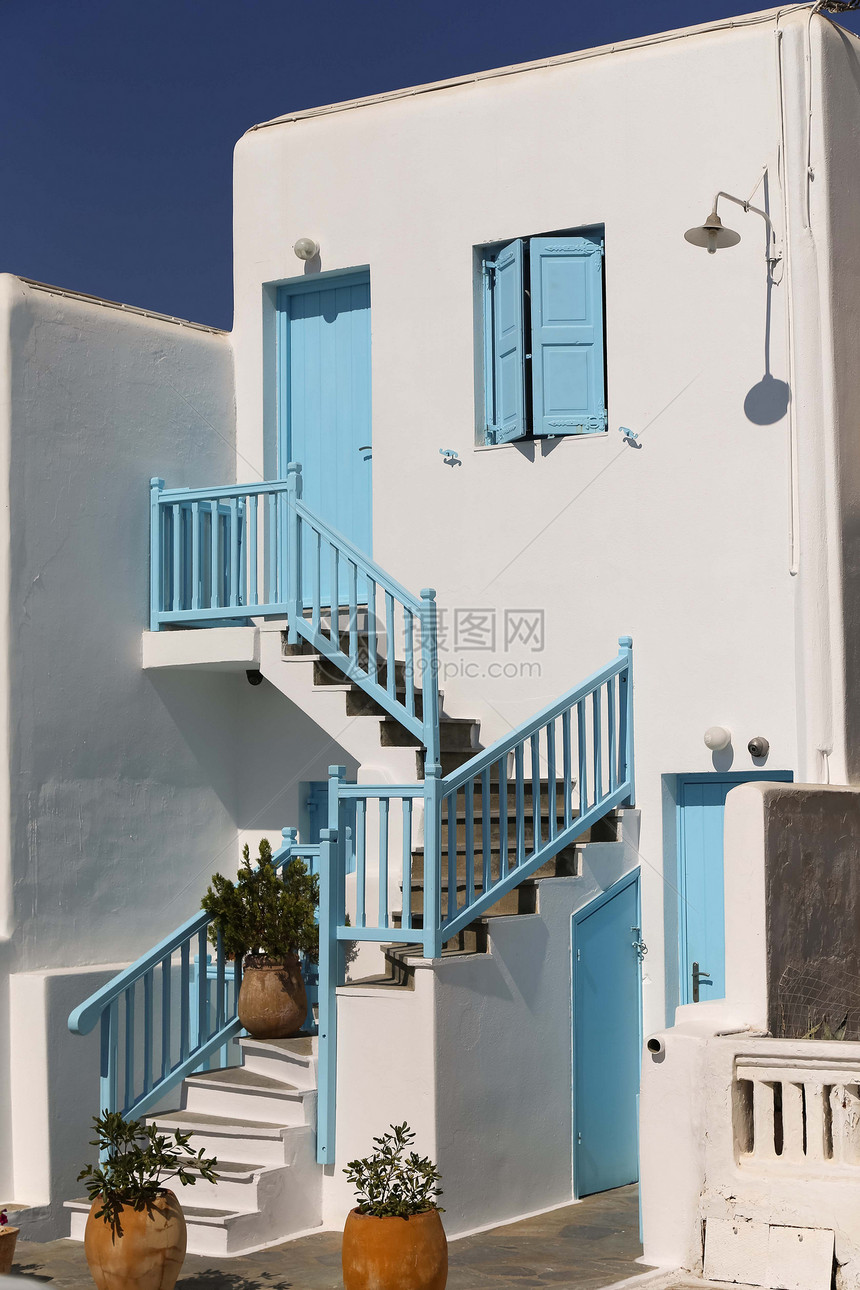 垃圾摇滚墙美丽的典型蓝色门和窗来自希腊的房子图片