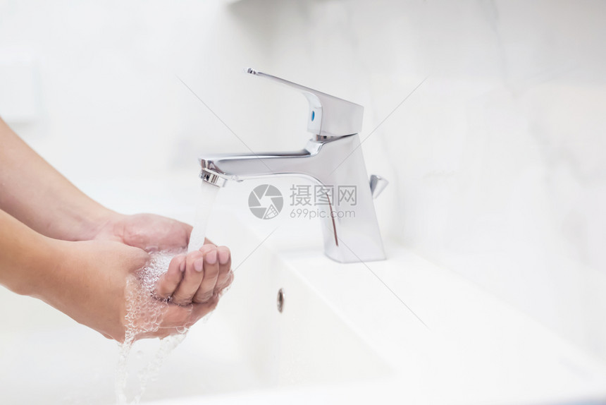 人们瓜拉纳皮泡沫一个人的手在清洗和用凝胶以防止Covid19图片