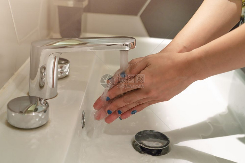 感染根据水龙头概念妇女洗手卫生概念干净的纯度图片