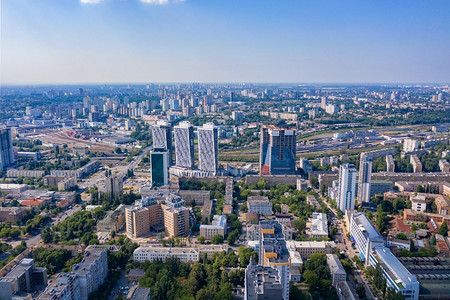 工业的夏天基辅住宅区的航空摄影可以看到火车站和正在建设的新摩天大楼鸟瞰图城市摄影复制空间航摄影阳光在夏日的蓝色阴霾中照亮城市住宅屋顶高清图片素材