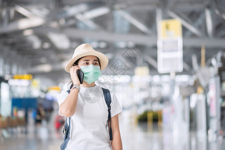 机场戴口罩的女游客图片