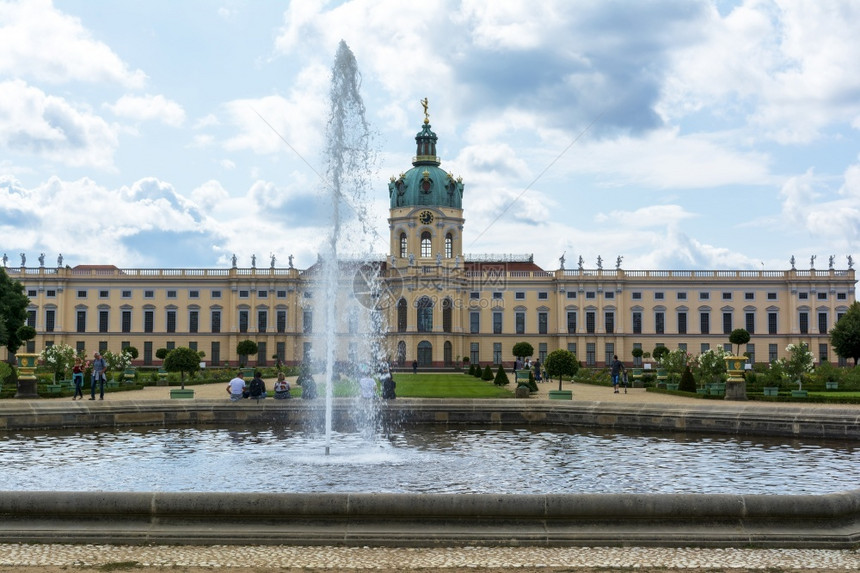 德国柏林2019年8月6日夏洛滕堡皇宫史豪斯夏洛滕堡和德国柏林花园夏洛滕堡宫殿和德国柏林花园古典欧洲户外图片