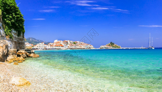 希腊旅游萨摩斯岛最美丽的村庄和海滩Kokkari热门旅游目的地希腊最好海滩和地方村丰富多彩的水晶欧洲地中海高清图片素材