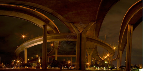 亚洲人通向光之桥的迷宫散布在马路A全城各处在深夜的桥下景观全部图片