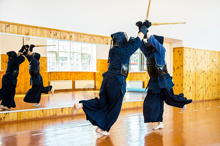 近距离亲拳手的康多与日本战武术决斗之体育运动活女孩棕色的头发图片