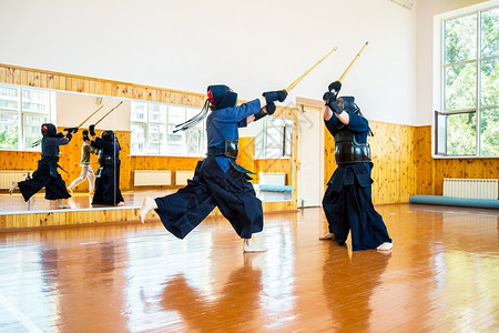 斗争木制的活动近距离亲拳手的康多与日本战武术决斗之体育运动图片